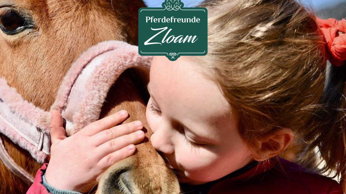 Ein Mädchen umarmt ein Pferd und küsst es sanft. Die Szene strahlt eine liebevolle Verbindung zwischen Kind und Tier aus. | © Narzissendorf Zloam, www.zloam.at