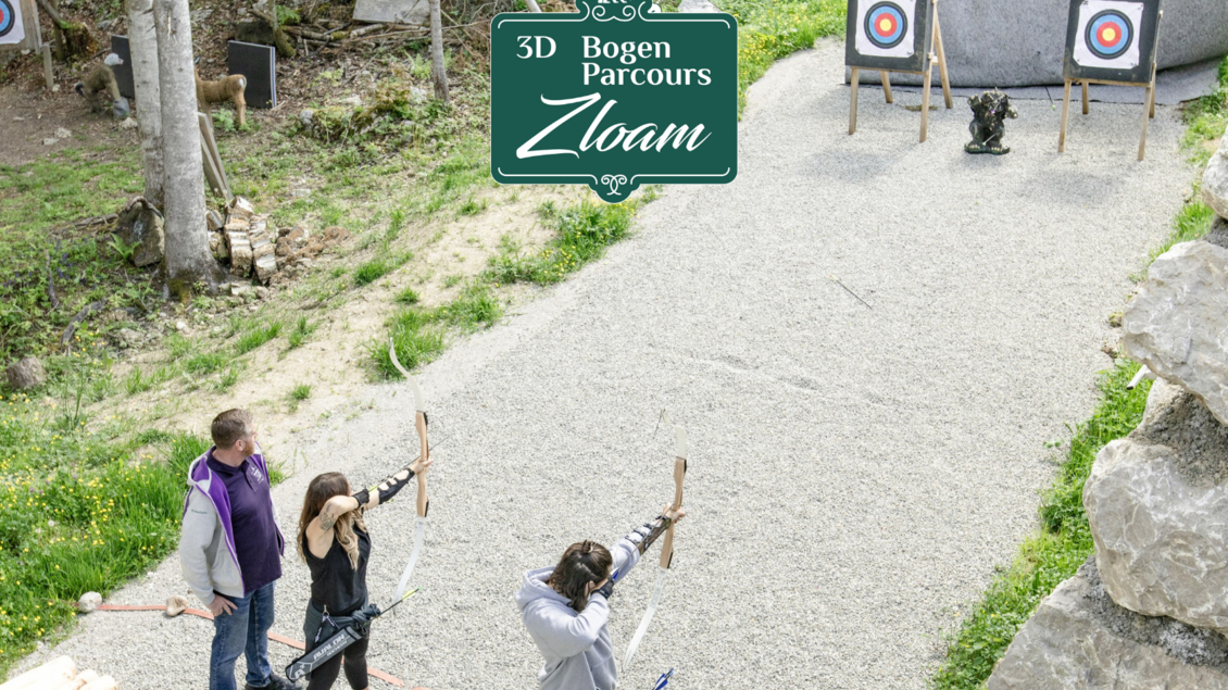 Ein 3D-Bogenparcours mit mehreren Zielscheiben in einer grünen Umgebung. Drei Personen üben das Bogenschießen auf einem Kiesweg. | © Narzissendorf Zloam, www.zloam.at
