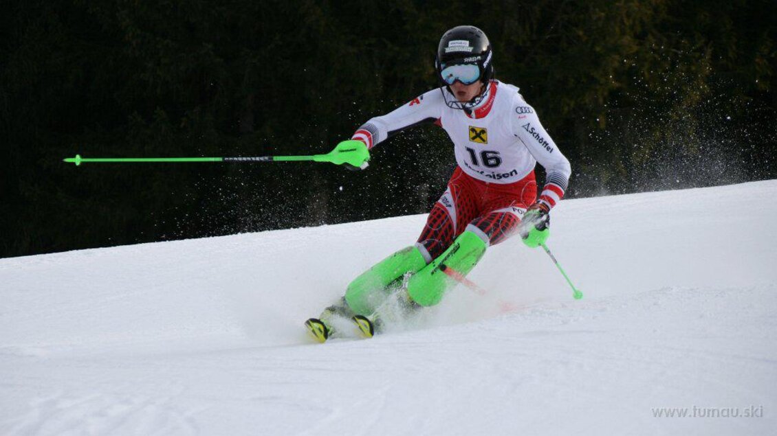 Ein Skifahrer fährt dynamisch den Hang hinunter. Er trägt eine auffällige Skiausrüstung in grün und weiß. | © WSV Raiffeisen Turnau