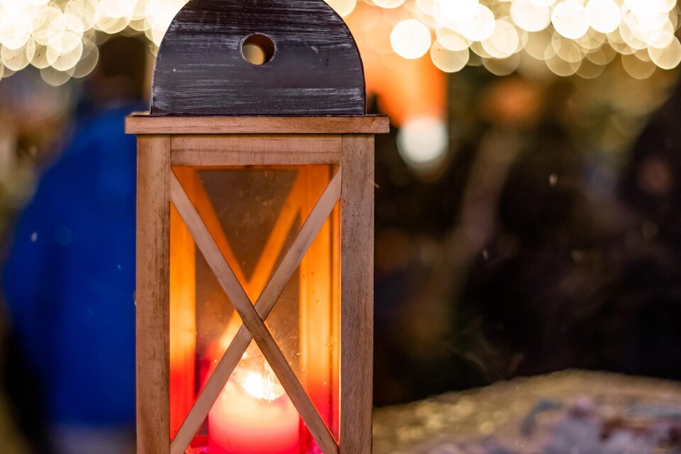 Eine schöne Laterne strahlt warmes Licht aus. Im Hintergrund leuchten dekorative Lichter. | © tv suedsteiermark_stephan friesinger