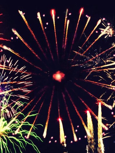 Bunte Feuerwerke erleuchten den Nachthimmel. Die Explosionen in verschiedenen Farben schaffen eine festliche Atmosphäre. | © Pixabay