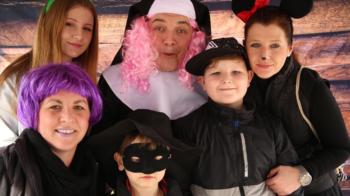 Eine Gruppe von sechs Personen verkleidet in bunten Kostümen. Sie präsentieren fröhliche Gesichter und Spaß beim Fotografieren. | © Iris Bloder