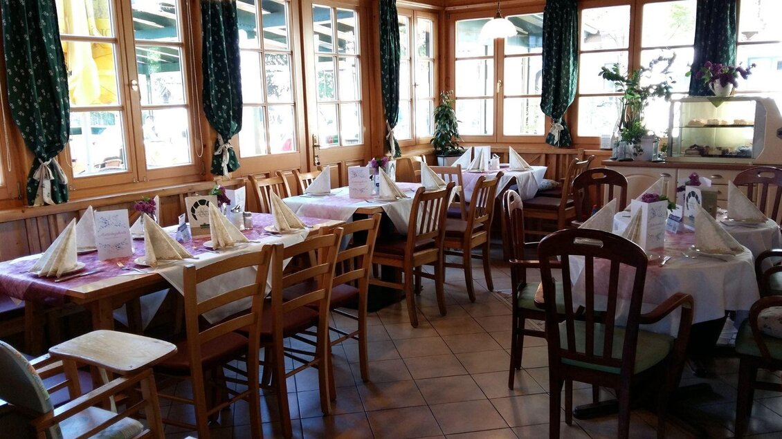 Ein gemütliches Restaurant mit Holzdekor und Tischen, die schön gedeckt sind. Große Fenster lassen viel Licht herein und sorgen für eine einladende Atmosphäre. | © Kirchschlager Petra
