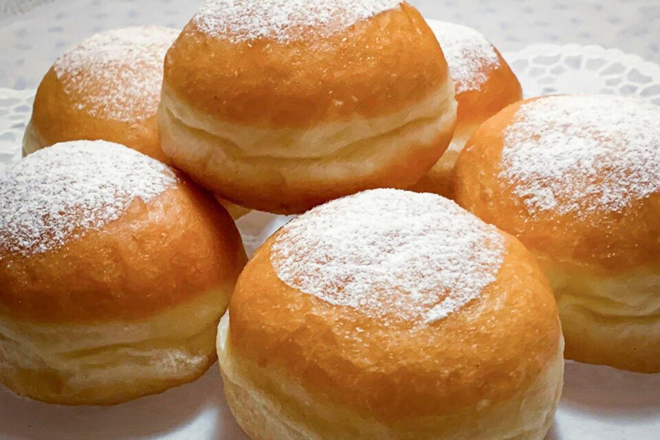 Sechs süße, pudrig bestäubte Küchlein liegen auf einem Teller. Sie sind goldbraun und fluffig. | © Steiermark Tourismus-Ute Hödl