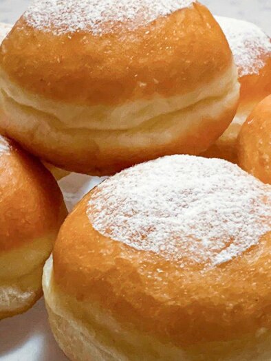 Six sweet, powdery-dusted cupcakes lie on a plate. They are golden brown and fluffy. | © Steiermark Tourismus-Ute Hödl