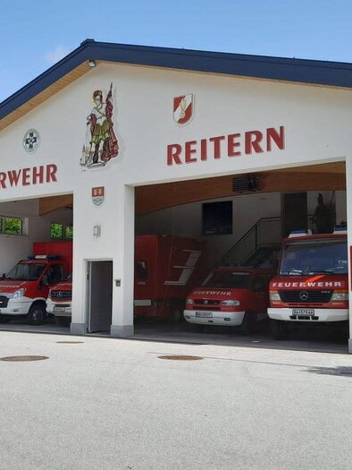 A fire station in Reitern with several emergency vehicles. In the background, a green landscape can be seen. | © Loitzl Franz