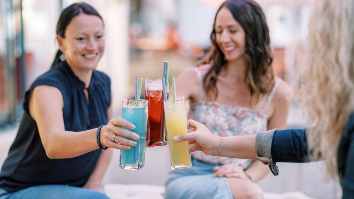 Drei Frauen stoßen mit bunten Cocktails an. Eine fröhliche Atmosphäre mit leichten Getränken. | © Tourismusverband Oststeiermark