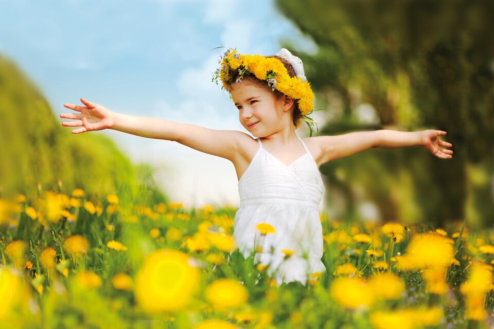 Mädchen inmitten eines Felds voller Löwenzahnblüten im Naturpark Almenland | © Tourismusverband Oststeiermark