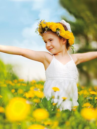 Girl in the middle of a field full of dandelion flowers in the Almenland Nature Park | © Tourismusverband Oststeiermark