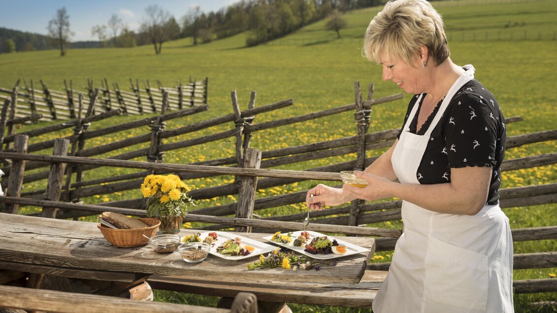 Kochen mit dem Löwenzahn im Naturpark Almenland | © Tourismusverband Oststeiermark