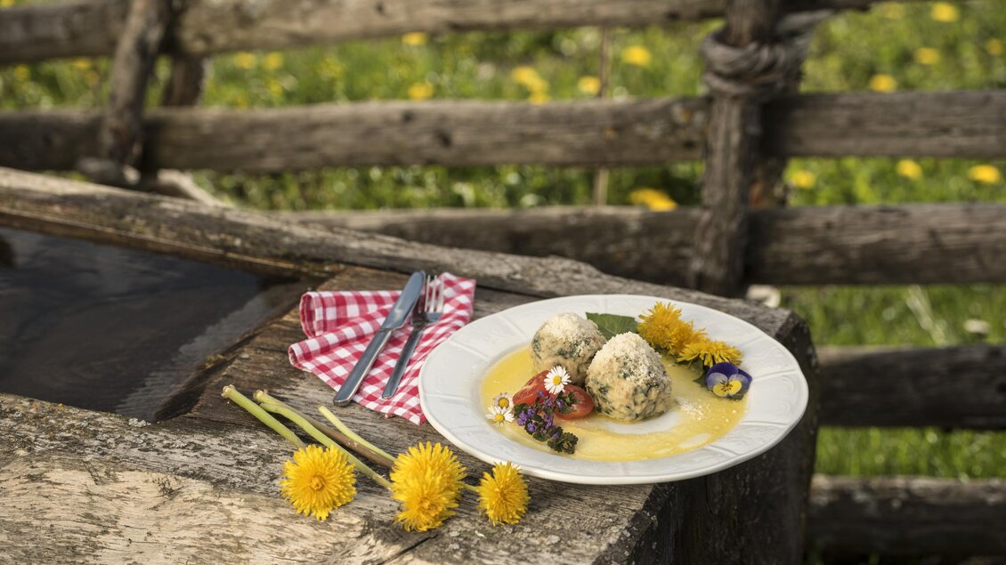 Löwenzahnknödel angerichtet mit Löwenzahnblüten im Naturpark Almenland | © Tourismusverband Oststeiermark