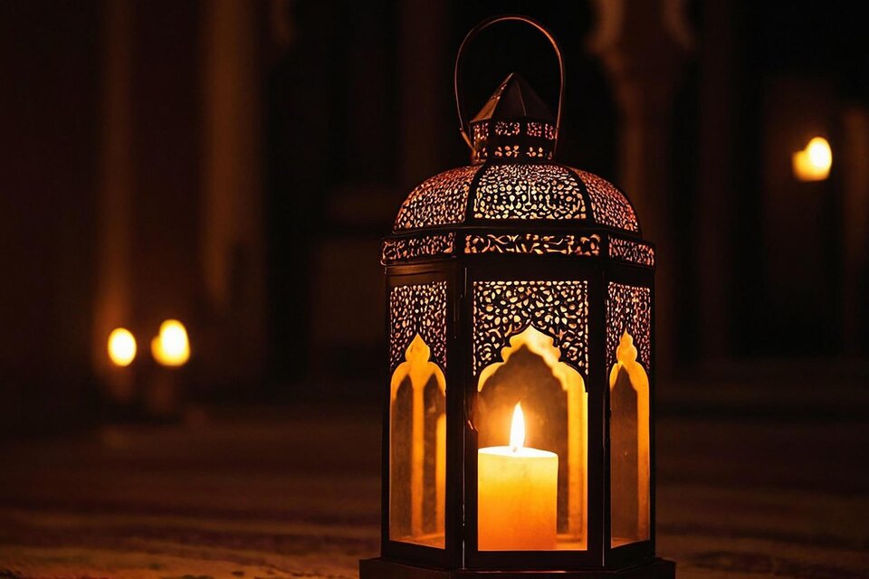 Eine dekorative Laterne mit einem brennenden Licht steht auf einem Teppich. Im Hintergrund sind weitere schwach beleuchtete Laternen zu sehen. | © Pixabay