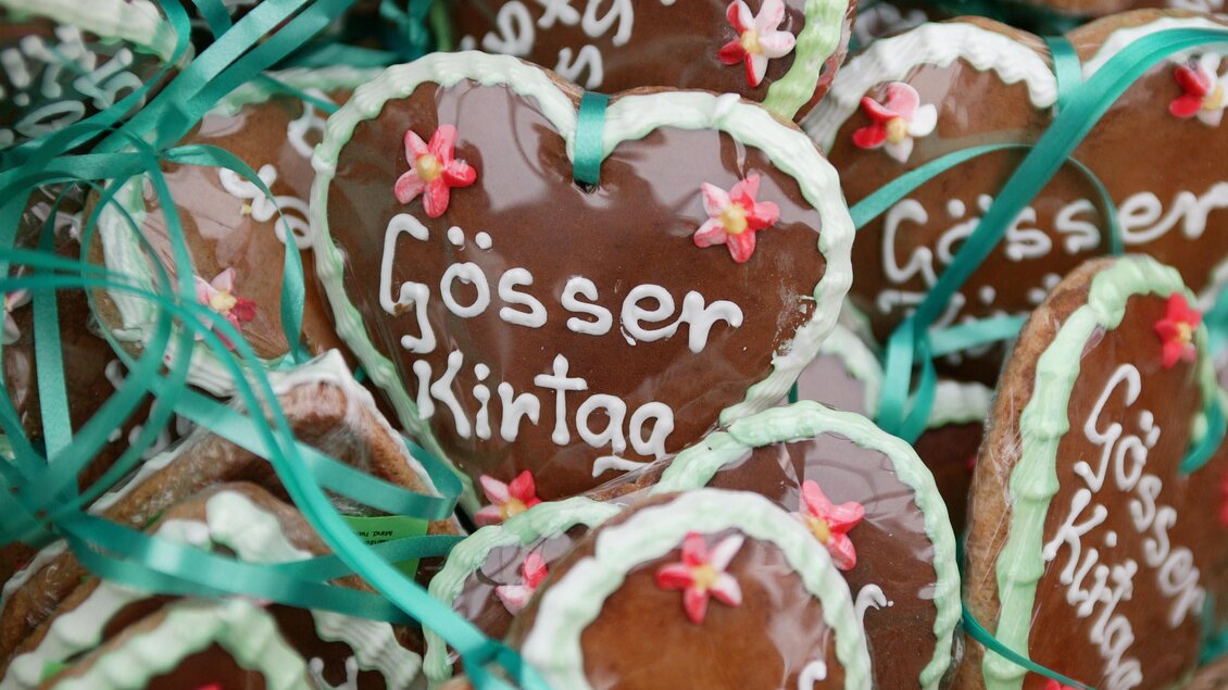 Ein Haufen Lebkuchenherzen mit buntem Zuckerguss und dekorativen Blumen. Auf den Herzen steht "Gösser" und "Kirtag". | © Freisinger