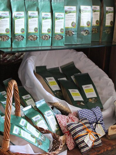 Shelves with various tea packages and beautifully wrapped gifts. A rustic display of fresh, handmade products. | © Tourismusverband Oststeiermark