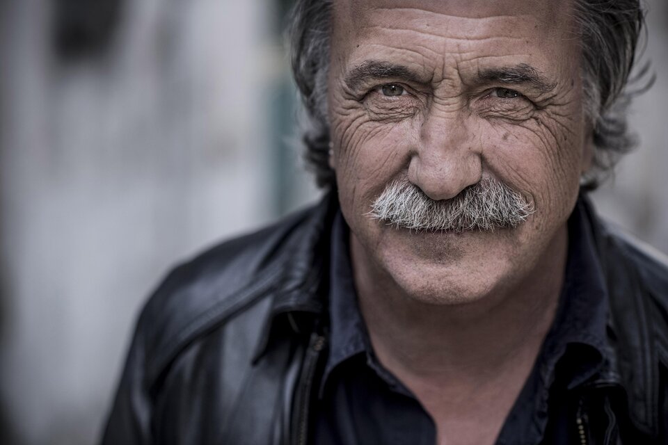 Ein älterer Mann mit einem Bart und einem freundlichen Lächeln. Er trägt eine schwarze Lederjacke und hat graue Haare. | © Christian Jungwirth