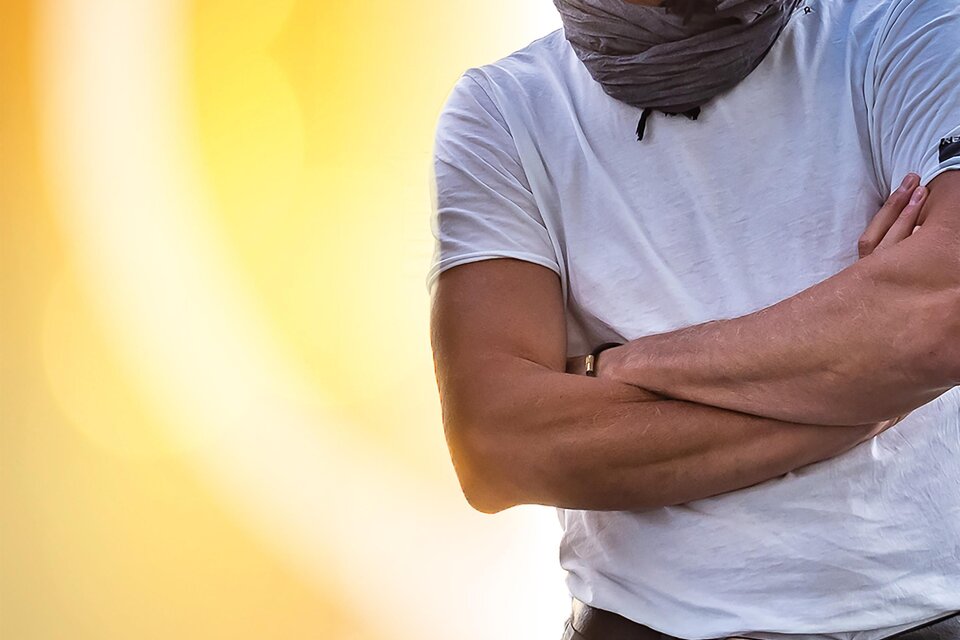 Ein lächelnder Mann mit Sonnenbrille steht mit verschränkten Armen. Er trägt ein einfaches T-Shirt und hat einen Schal um den Hals. | © geryseidl.at