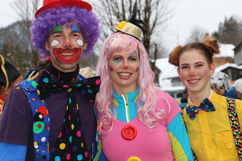 Drei fröhliche Clowns stehen zusammen. Sie tragen bunte Kostüme und sind für eine Feier oder einen Karneval verkleidet. | © TVB Ausseerland Salzkammergut