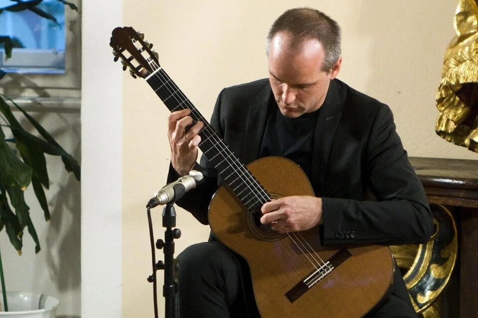 Eine Hand spielt eine Gitarre. Die Finger bewegen sich über die Saiten in einem ruhigen Moment. | © Walter Schindler