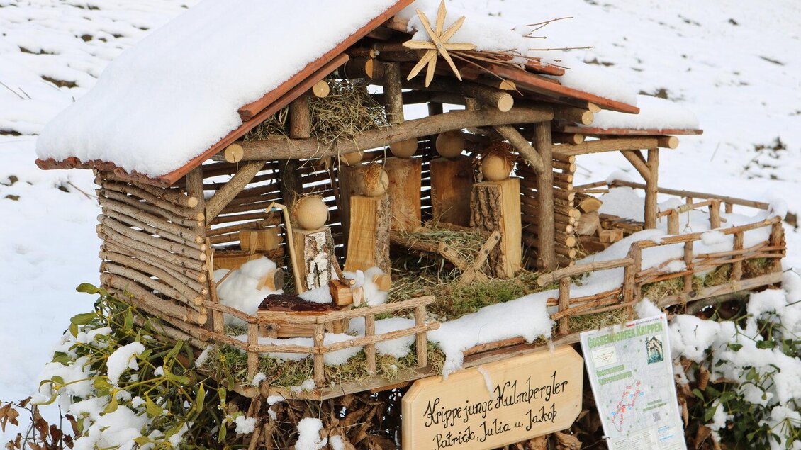 Eine festliche Holzhütte, dekoriert mit Figuren, steht auf Schnee bedecktem Boden. Sie vermittelt eine gemütliche, winterliche Atmosphäre. | © Thermen- und Vulkanland Steiermark