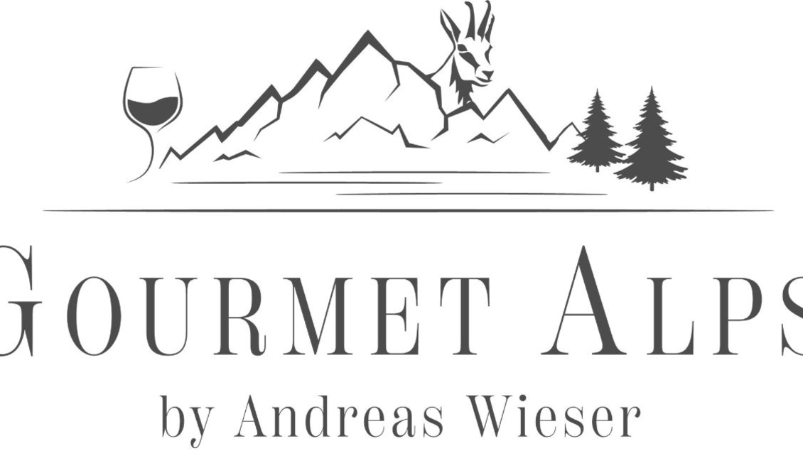 Ein stilvolles Logo für "Gourmet Alps" von Andreas Wieser. Es zeigt Berge, einen Weinbecher und einen stilisierten Ziegekopf. | © Winterleitenhütte