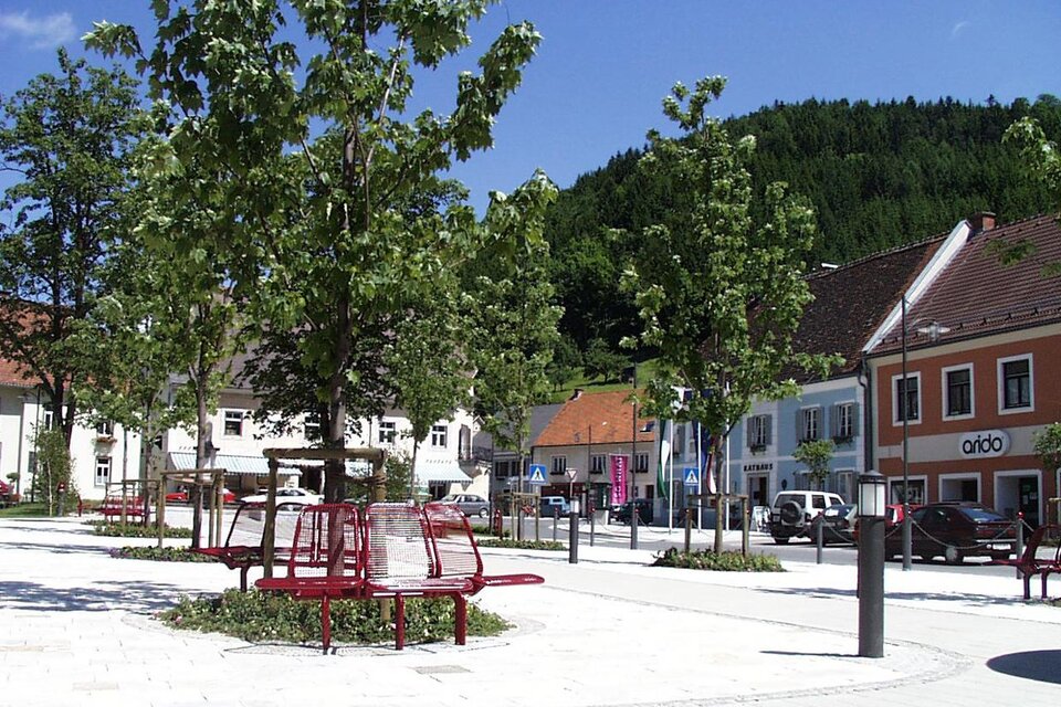 Marktplatz in Passail mit Bäumen und Sitzgelegenheiten | © Gemeinde Passail