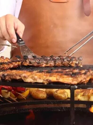 Grilling at the OFYR grill at Gutshof Schrenk in Passail | © Gasthof Schrenk