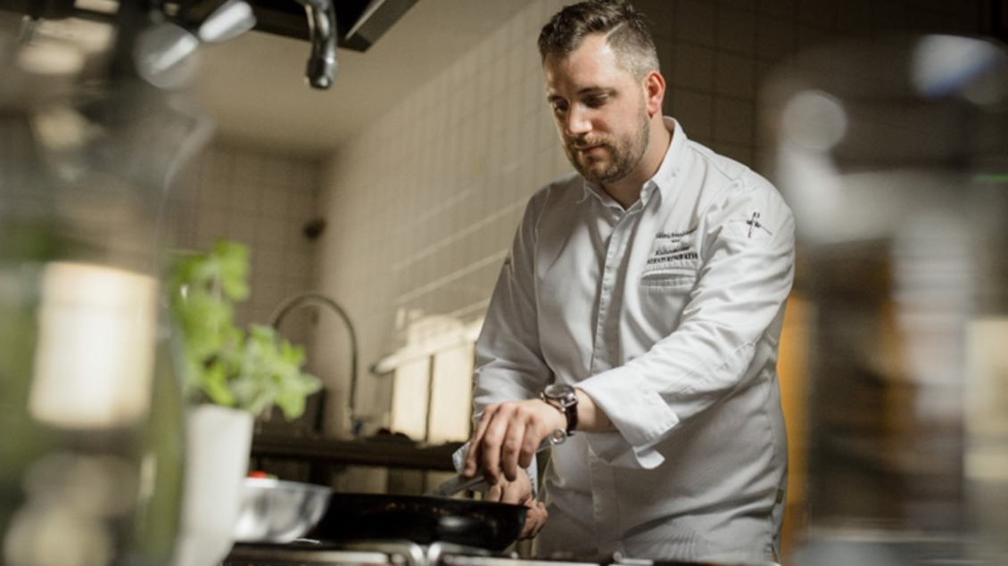 zu sehen ist ein Koch im Restaurant. | © Karl Schrotter