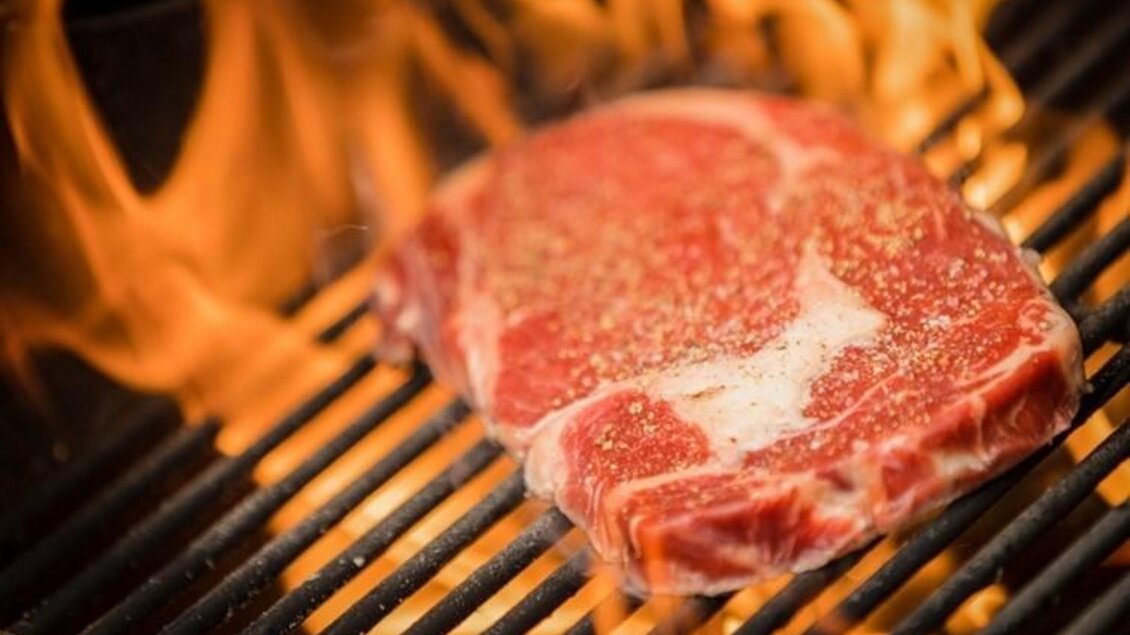 zu sehen ist Fleisch am Grill. | © Karl Schrotter