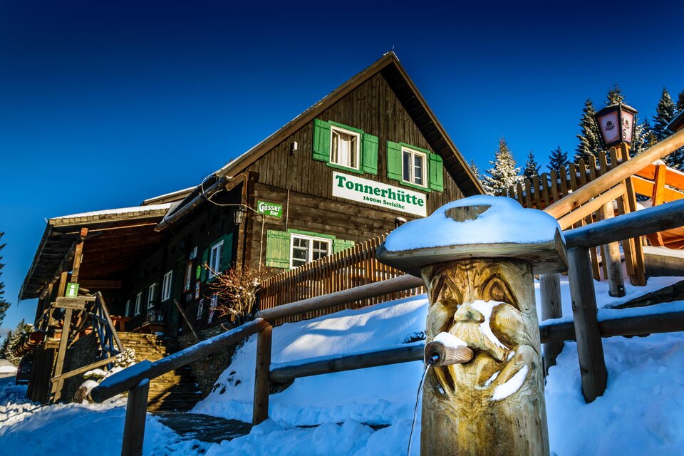 Tonnerhütte im Winter mit Schnee. | © Tonnerhütte