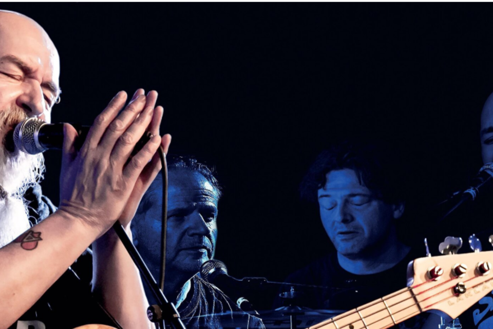 Ein Rockkonzert mit einer Band, die leidenschaftlich auftritt. Der Sänger interagiert intensiv mit dem Publikum und die Musiker spielen energisch. | © Horak