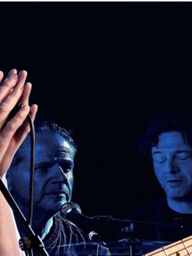 A rock concert with a band that performs passionately. The singer interacts intensely with the audience and the musicians play energetically. | © Horak