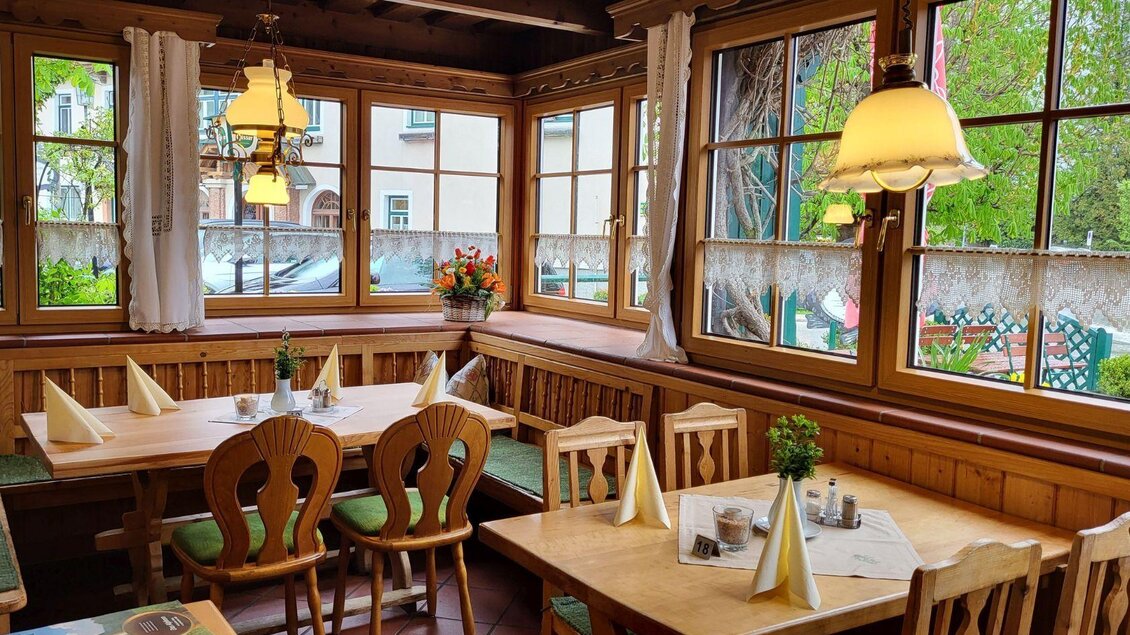 Ein gemütliches Restaurant mit Holzmöbeln und großen Fenstern. Darüber hinaus sind die Tische schön gedeckt und Pflanzen sorgen für eine freundliche Atmosphäre. | © Petra Kirchschlager