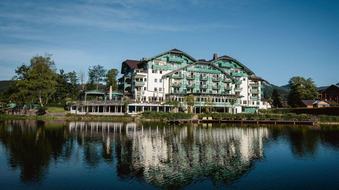 Ein modernes Gebäude am Ufer eines ruhigen Sees. Die Umgebung ist grün und lädt zum Entspannen ein. | © Karl Steinegger