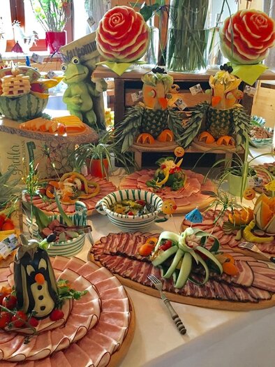 A beautiful table with artistically arranged fruit and vegetable platters as well as specialty meats. Various colors and shapes give the buffet a festive appearance. | © Maluhof Markus Lugitsch