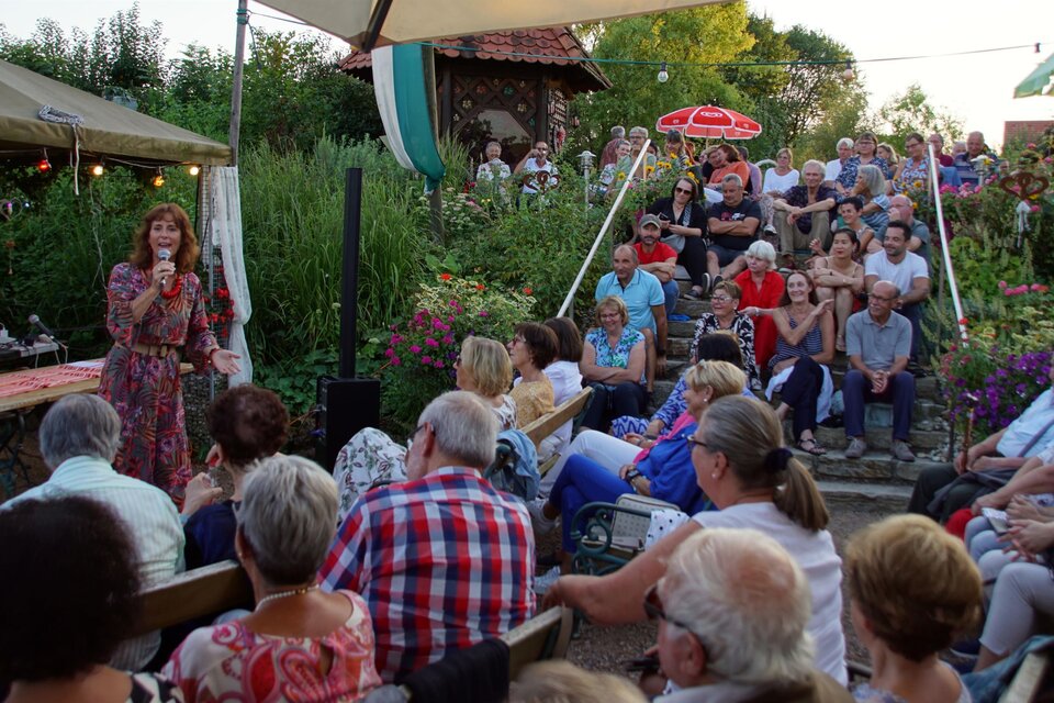 Eine unterhaltsame Veranstaltung im Freien mit einer großen Menschenmenge. Eine Sängerin steht auf der Bühne und begeistert das Publikum. | © Erich Meister