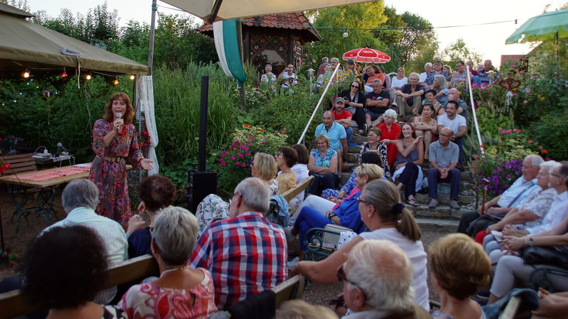 Eine unterhaltsame Veranstaltung im Freien mit einer großen Menschenmenge. Eine Sängerin steht auf der Bühne und begeistert das Publikum. | © Erich Meister