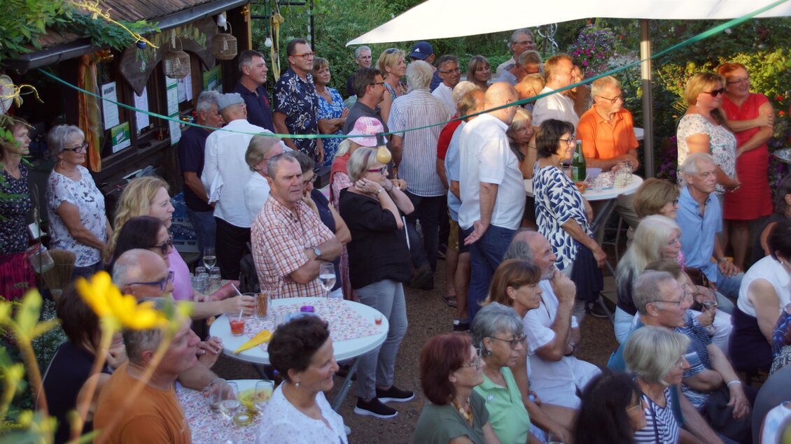 Eine große Menschenmenge bei einer Feier im Freien. Viele Gäste stehen zusammen und genießen die entspannte Atmosphäre. | © Erich Meister