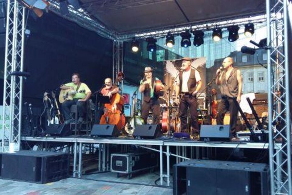 zu sehen sind Musiker auf einer Konzertbühne. | © Ryans Band