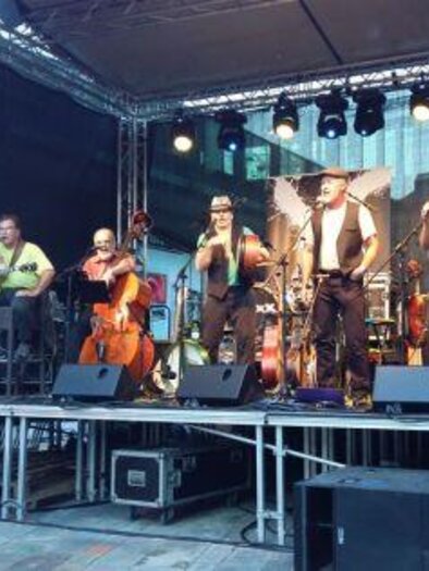 zenészök egy koncertszínpadon láthatók. | © Ryans Band