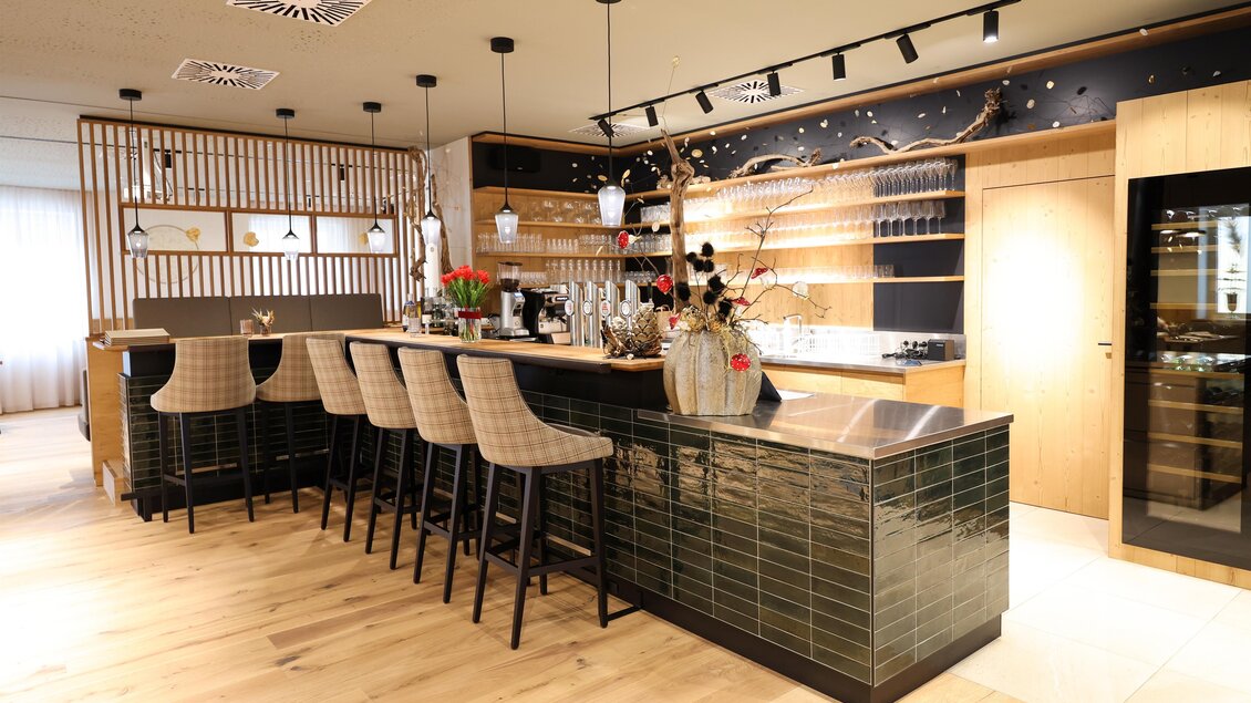 Eine moderne Bar mit Hockern und Holzregalen. Die Einrichtung ist stilvoll und einladend gestaltet. | © Tourismusverband Oststeiermark