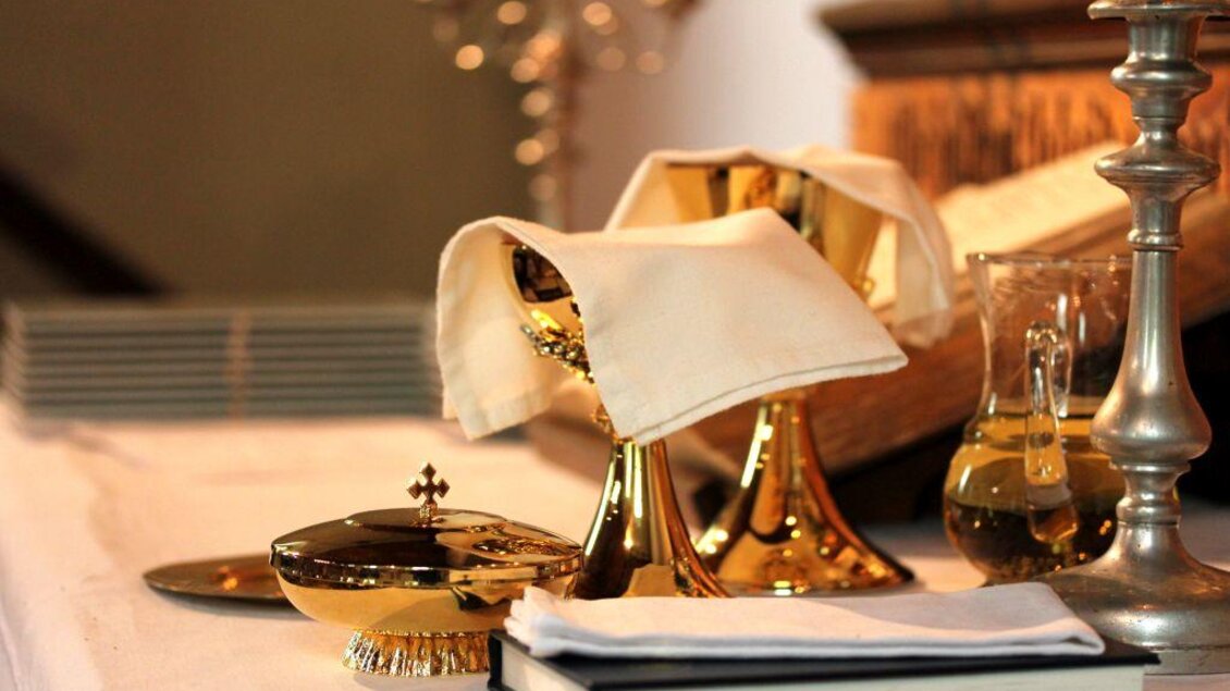 Ein Tisch mit goldenem Geschirr, einer Kanne und einem Buch. Darauf liegen Servietten und Dekorationselemente. | © Tieber Doris