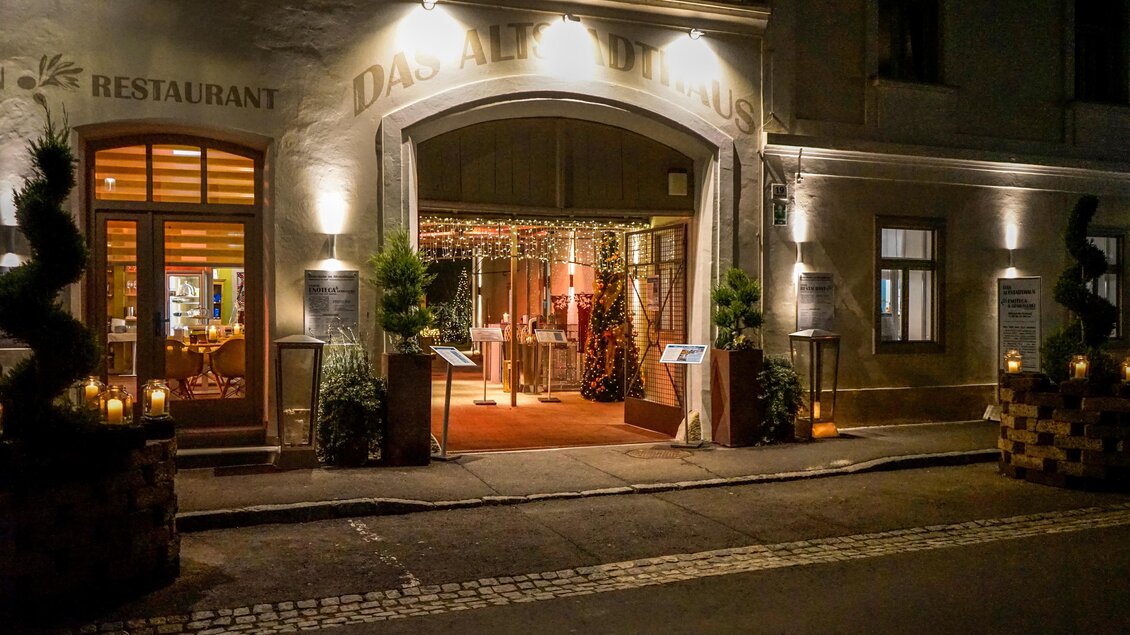 Ein einladender Restaurant-Eingang mit warmem Licht und festlicher Dekoration. Umgeben von Pflanzen und gemütlicher Atmosphäre. | © Hotel Fontana