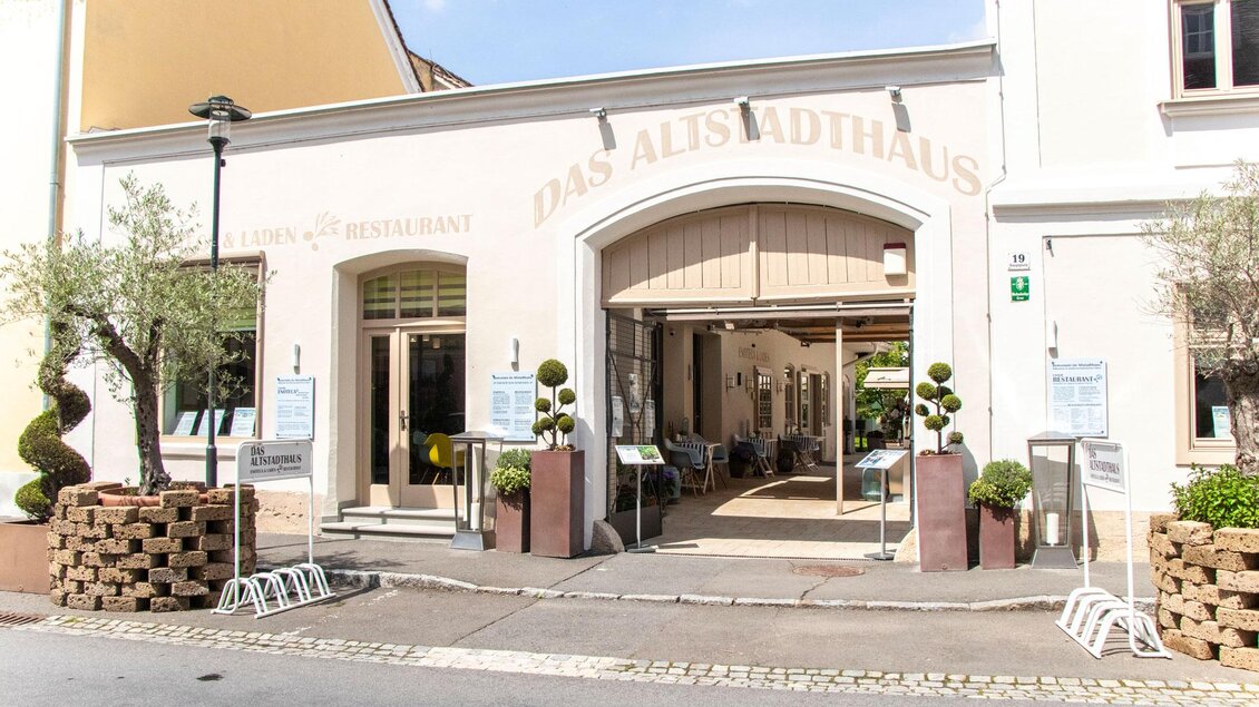 Ein einladendes Restaurant mit dem Namen „Das Altstadthaus“. Der Eingangsbereich ist lichtdurchflutet und von grünen Pflanzen umgeben. | © Altstadthaus Bad Radkersburg