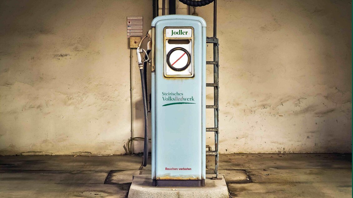 Alte Zapfsäule mit der Aufschrift „Jodler“ in Graz, gestaltet vom Steirischen Volksliedwerk. | © pixabay Montage STVLW