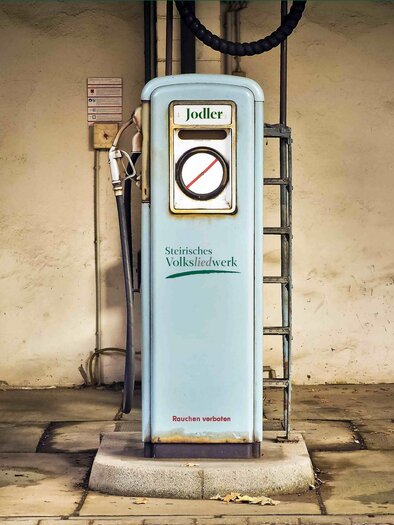 Old fuel pump with the inscription "Jodler" in Graz, designed by the Styrian Folk Song Institute. | © pixabay Montage STVLW