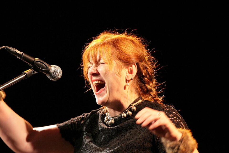 Sängerin Ingrid Hammer beim Jodeln im Volksbildungswerk in Graz. | © Ingrid Hammer