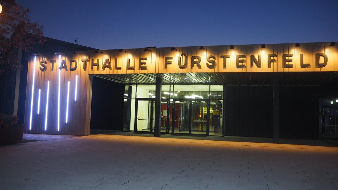Eine moderne Stadthalle in Fürstenfeld bei Nacht. Der Eingangsbereich ist beleuchtet und einladend. | © Stadtwerke Fürstenfeld