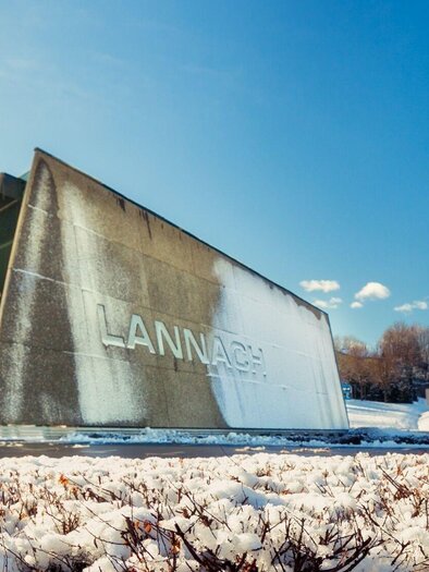 Ein modernes Gebäude mit auffälliger Architektur, umgeben von Schnee. Der Himmel ist klar und blau, was einen schönen Kontrast zum Weiß des Schnees bietet. | © MG Lannach - Petru Rimovetz
