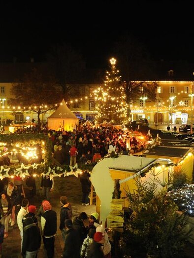 A festive Christmas market at night with many people. Atmospheric lights and a decorated Christmas tree create a cozy atmosphere. | © Stadtgemeinde Judenburg