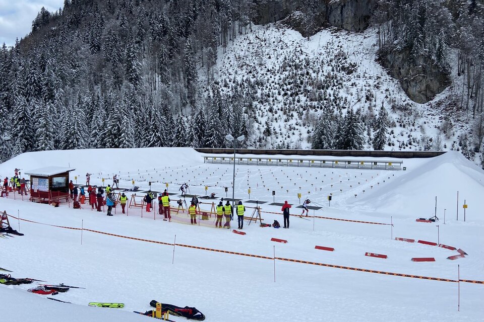 Eine verschneite Landschaft mit Skifahrern und einer Biathlonbahn. Umgeben von hohen Bäumen und Bergen. | © NAZ Eisenerz